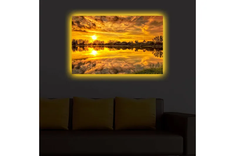 Canvas-taulu LED-valaistuksella 45x70 cm - Auringonlasku peilimäisen järven yllä puiden ja vehreyden ympäröimänä - Kulta / Oranssi / Vihreä - Sisustustuotteet - Taulu & taide - Canvas-taulu