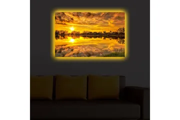 Canvas-taulu LED-valaistuksella 45x70 cm - Auringonlasku peilimäisen järven yllä puiden ja vehreyden ympäröimänä - Kulta / Oranssi / Vihreä - Sisustustuotteet - Taulu & taide - Canvas-taulu