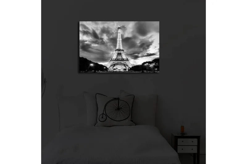 Canvas-taulu LED-valaistuksella 45x70 cm - Dramaattinen mustavalkoinen valokuva Pariisin valaistuista Eiffel-torneista pilvisellä taivaalla - Musta / Valkoinen - Sisustustuotteet - Taulu & taide - Canvas-taulu