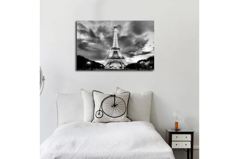 Canvas-taulu LED-valaistuksella 45x70 cm - Dramaattinen mustavalkoinen valokuva Pariisin valaistuista Eiffel-torneista pilvisellä taivaalla - Musta / Valkoinen - Sisustustuotteet - Taulu & taide - Canvas-taulu
