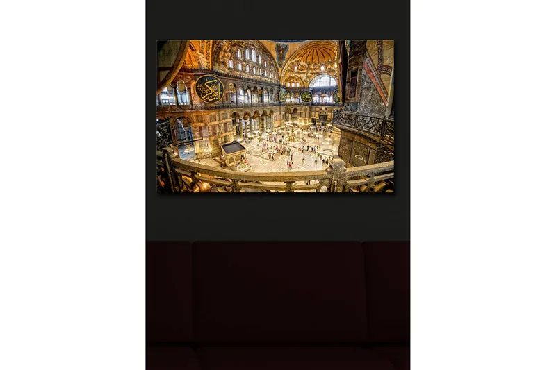 Canvas-taulu LED-valaistuksella 45x70 cm - Historiallisen rakennuksen upea sisätila yksityiskohtaisine arkkitehtuurineen ja liikkuvine ihmisineen - Kulta / Ruskea / Sininen - Sisustustuotteet - Taulu & taide - Canvas-taulu