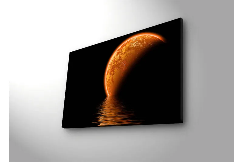Canvas-taulu LED-valaistuksella 45x70 cm - Hohtava planeetta heijastuu tummasta veden pinnasta - Oranssi / Musta - Sisustustuotteet - Taulu & taide - Canvas-taulu