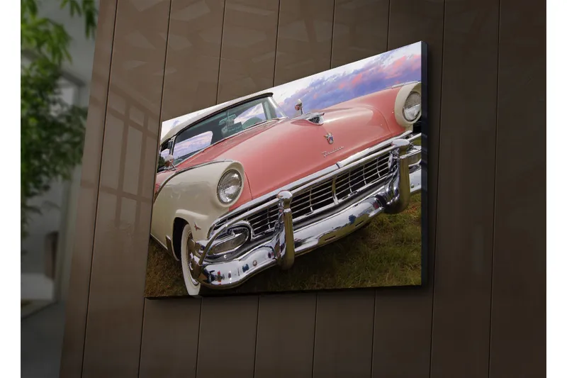 Canvas-taulu LED-valaistuksella 45x70 cm - Klassinen auto retrohenkisellä pastelliväreillä, Vaaleanpunainen / Valkoinen / Kromi