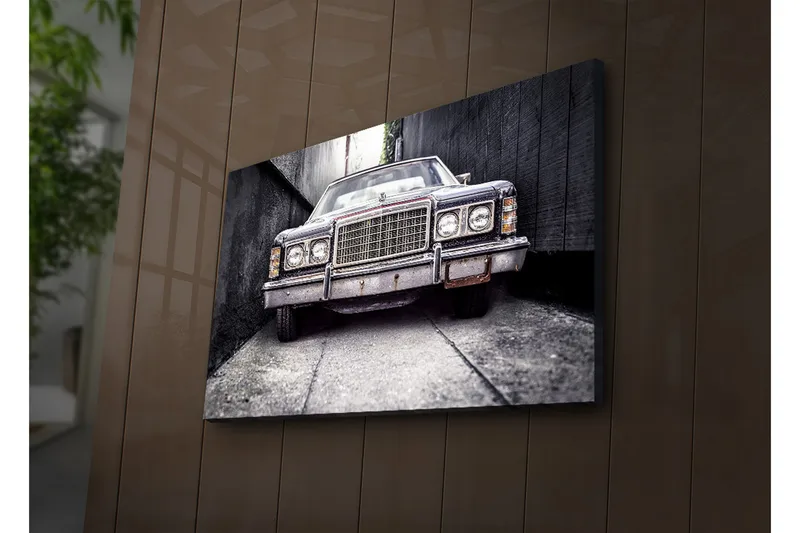 Canvas-taulu LED-valaistuksella 45x70 cm - Kulunut auto kapealla kujalla, Harmaa / Musta / Hopea