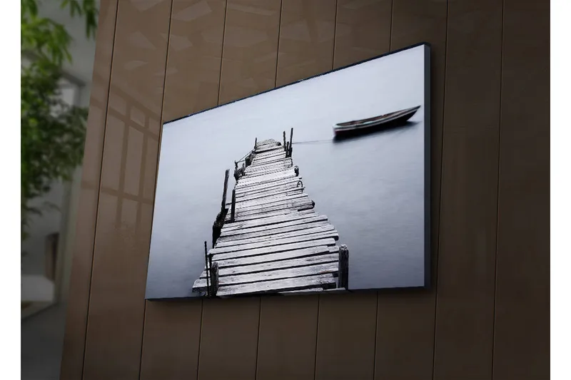 Canvas-taulu LED-valaistuksella 45x70 cm - Rauhallisuus puisella laiturilla, vene kaukaisuudessa, Harmaa / Musta / Valkoinen