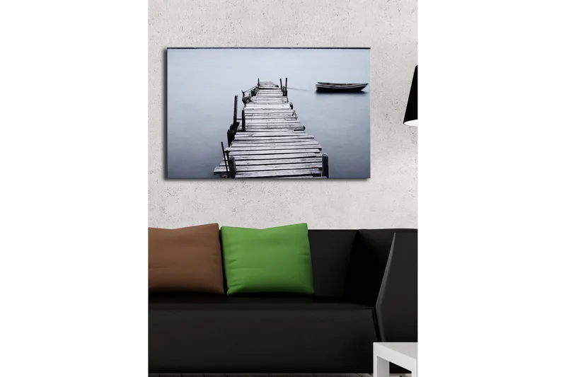 Canvas-taulu LED-valaistuksella 45x70 cm - Rauhallisuus puisella laiturilla, vene kaukaisuudessa - Harmaa / Musta / Valkoinen - Sisustustuotteet - Taulu & taide - Canvas-taulu