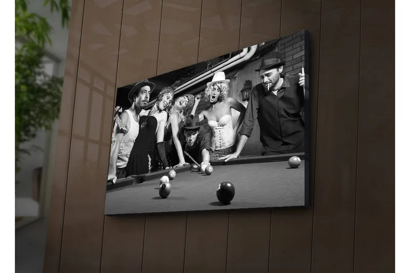 Canvas-taulu LED-valaistuksella 45x70 cm - Ryhmä ihmisiä vintage-tyyliin pelaamassa biljardia, Musta / Valkoinen / Harmaa