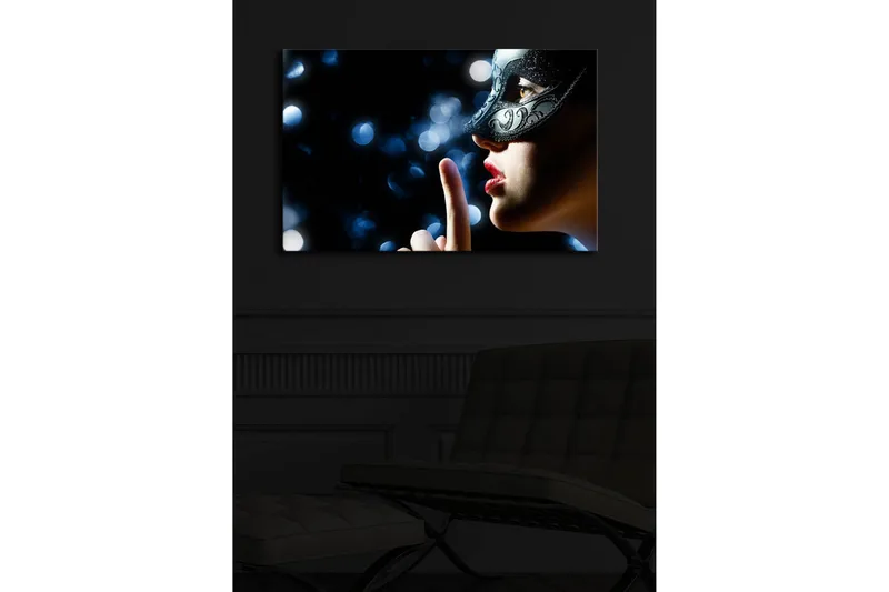 Canvas-taulu LED-valaistuksella 45x70 cm - Salaperäinen nainen naamioineen tekee hiljaisuuden eleen - Musta / Ihonväri / Punainen - Sisustustuotteet - Taulu & taide - Canvas-taulu