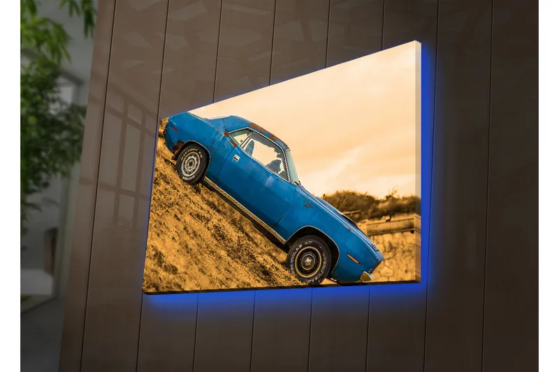 Canvas-taulu LED-valaistuksella 45x70 cm - Sininen klassikkoauto kaltevalla tiellä, Sininen / Keltainen ruskea