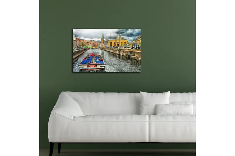 Canvas-taulu LED-valaistuksella 45x70 cm - Veneretki kaupungin kanavaa pitkin värikkäiden rakennusten taustalla - Vihreä / Sininen / Keltainen - Sisustustuotteet - Taulu & taide - Canvas-taulu