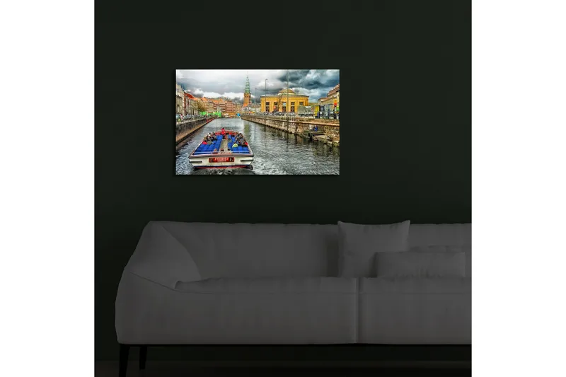 Canvas-taulu LED-valaistuksella 45x70 cm - Veneretki kaupungin kanavaa pitkin värikkäiden rakennusten taustalla - Vihreä / Sininen / Keltainen - Sisustustuotteet - Taulu & taide - Canvas-taulu