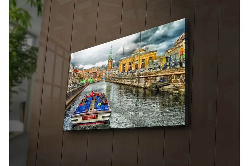 Canvas-taulu LED-valaistuksella 45x70 cm - Veneretki kaupungin kanavaa pitkin värikkäiden rakennusten taustalla, Vihreä / Sininen / Keltainen