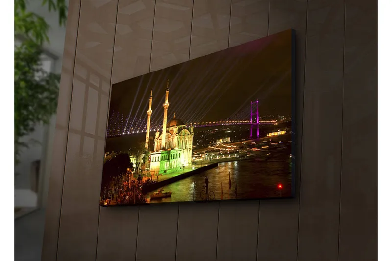 Canvas-taulu LED-valaistuksella 45x70 cm - Yöllinen kaupunkikuva valaistulla moskeijalla ja silloilla, Vihreä / Violetti / Keltainen