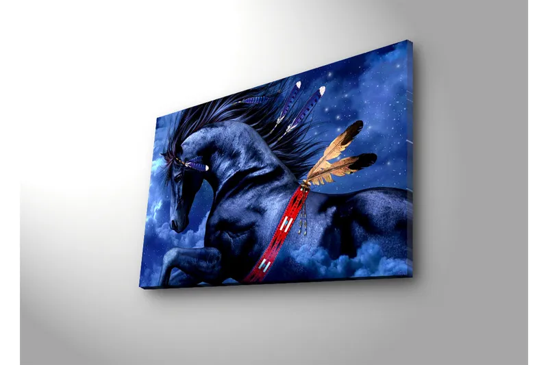 Canvas-taulu LED-valaistuksella 45x70 cm - Ylpeä musta hevonen höyhenillä unenomaisessa yöympäristössä - Musta / Sininen / Ruskea - Sisustustuotteet - Taulu & taide - Canvas-taulu