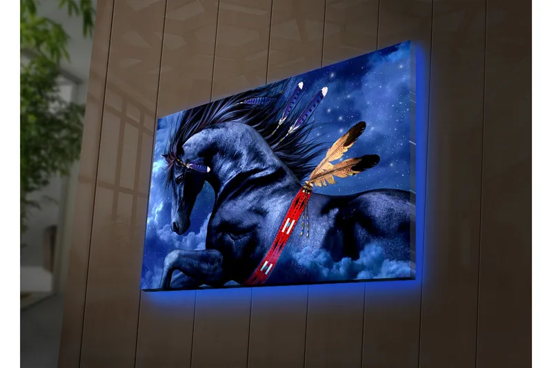 Canvas-taulu LED-valaistuksella 45x70 cm - Ylpeä musta hevonen höyhenillä unenomaisessa yöympäristössä, Musta / Sininen / Ruskea