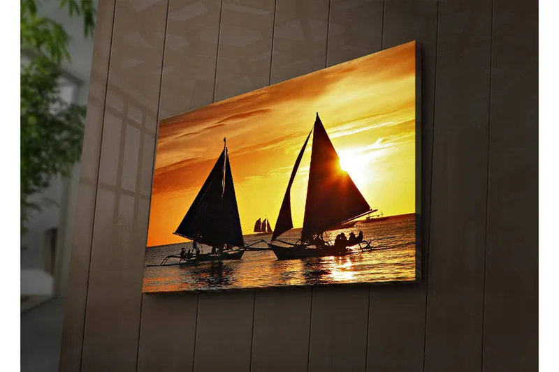 Canvas-taulu LED-valaistuksella 45x70 cm - Purjeveneitä auringonlaskua vasten merellä, Kulta / Musta / Oranssi