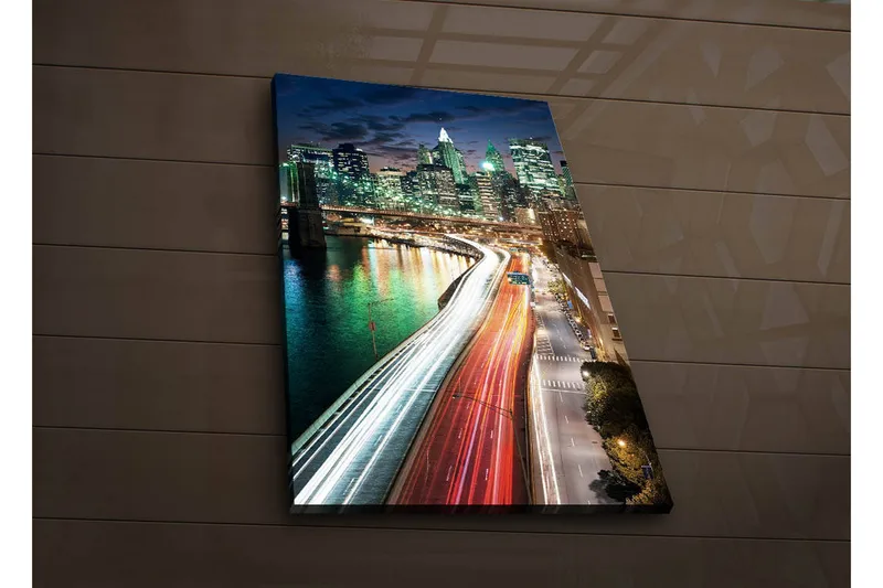 Canvas-taulu LED-valaistuksella 70x45 cm - Kaupunkikuva autojen ja rakennusten valoleikeillä sillan vieressä, Vihreä / Sininen / Punainen