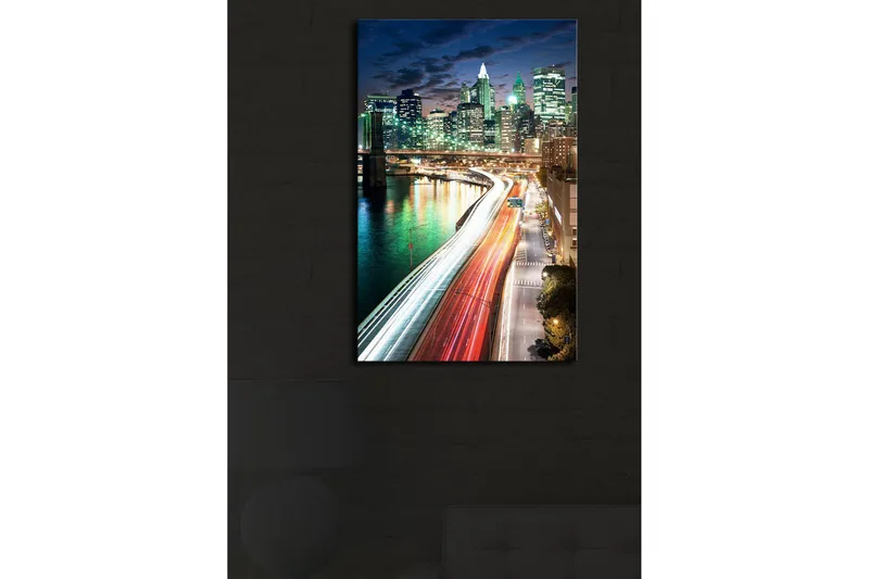 Canvas-taulu LED-valaistuksella 70x45 cm - Kaupunkikuva autojen ja rakennusten valoleikeillä sillan vieressä - Vihreä / Sininen / Punainen - Sisustustuotteet - Taulu & taide - Canvas-taulu