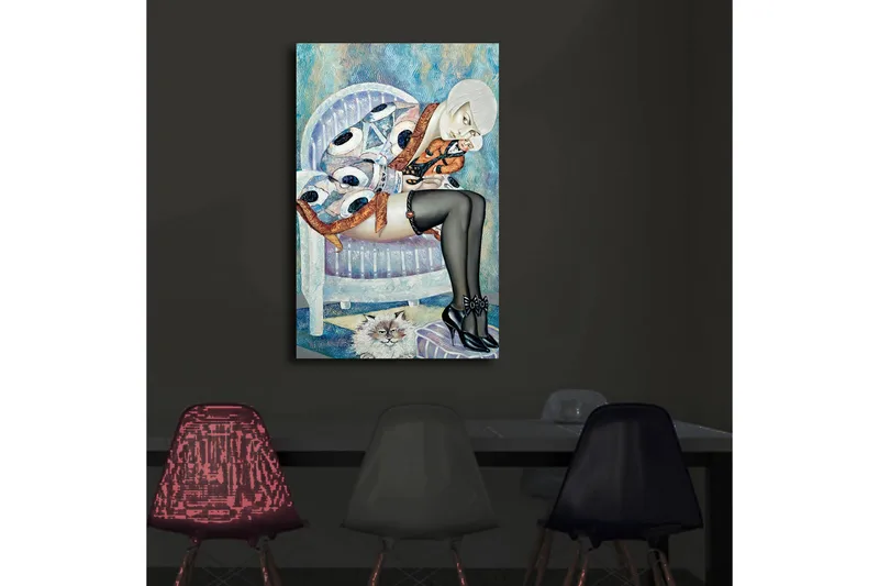 Canvas-taulu LED-valaistuksella 70x45 cm - Naishahmo mustissa sukkahousuissa istuu tuolilla kissa jalkojensa juuressa - Sininen / Musta / Beige - Sisustustuotteet - Taulu & taide - Canvas-taulu