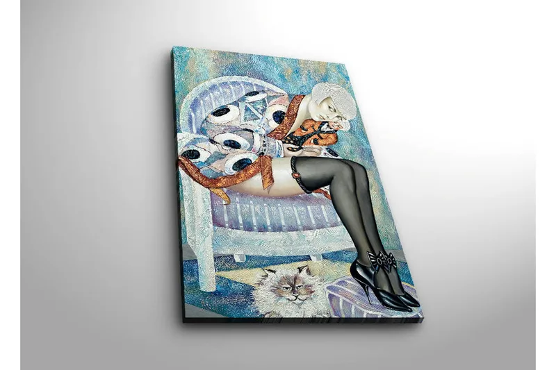 Canvas-taulu LED-valaistuksella 70x45 cm - Naishahmo mustissa sukkahousuissa istuu tuolilla kissa jalkojensa juuressa - Sininen / Musta / Beige - Sisustustuotteet - Taulu & taide - Canvas-taulu