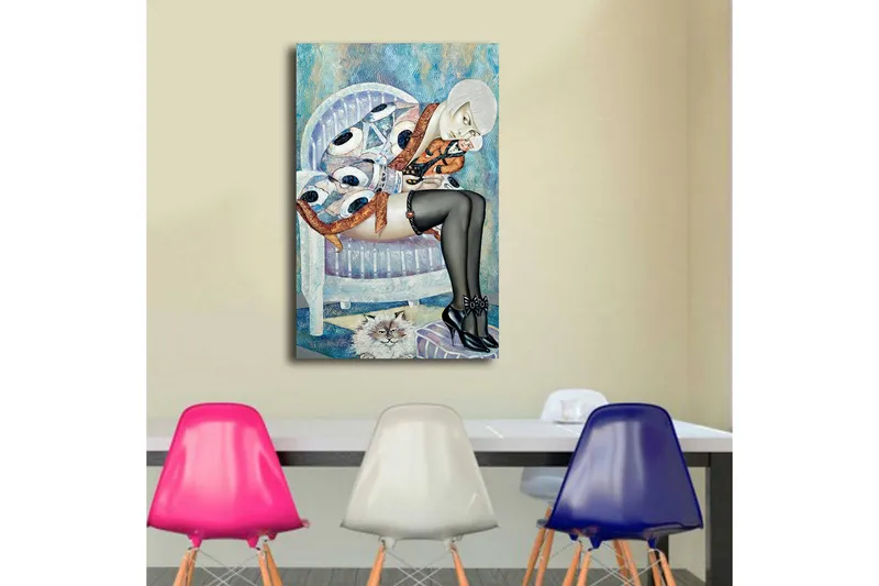 Canvas-taulu LED-valaistuksella 70x45 cm - Naishahmo mustissa sukkahousuissa istuu tuolilla kissa jalkojensa juuressa - Sininen / Musta / Beige - Sisustustuotteet - Taulu & taide - Canvas-taulu