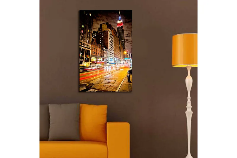 Canvas-taulu LED-valaistuksella 70x45 cm - Vilkas kaupunkikuva liikkeellä ja liikenteen ja rakennusten valoleikeillä - Tummansininen / Oranssi / Punainen - Sisustustuotteet - Taulu & taide - Canvas-taulu