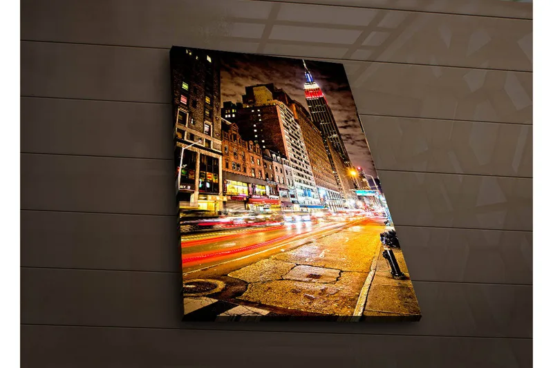 Canvas-taulu LED-valaistuksella 70x45 cm - Vilkas kaupunkikuva liikkeellä ja liikenteen ja rakennusten valoleikeillä, Tummansininen / Oranssi / Punainen