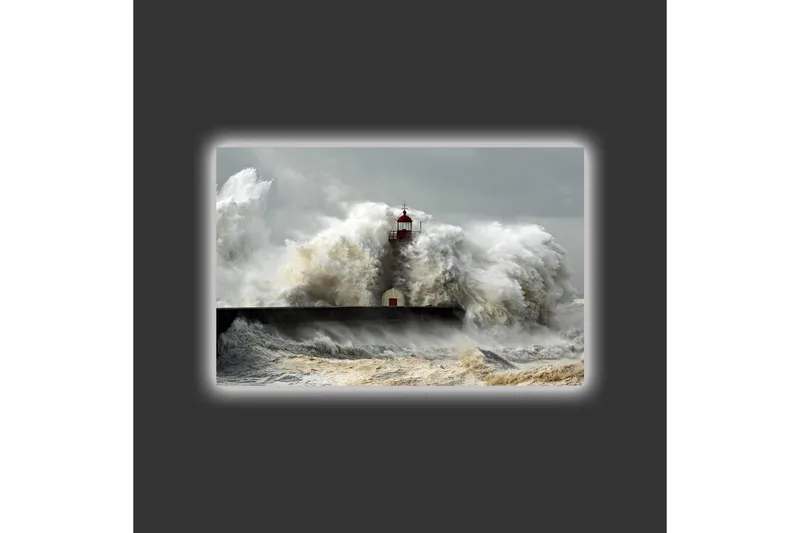 Canvas-taulu LED-valaistuksella - Aallot iskeytyvät majakkaan myrskyisällä säällä - Harmaa / Valkoinen / Ruskea - Sisustustuotteet - Taulu & taide - Canvas-taulu