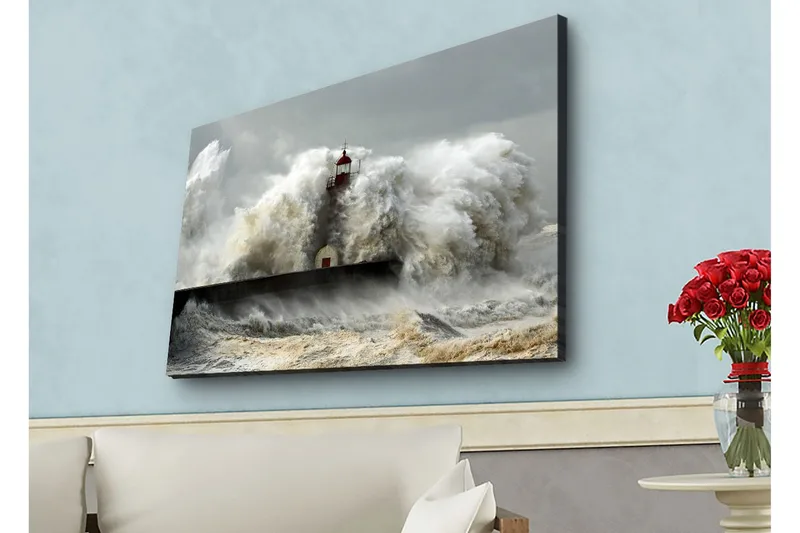 Canvas-taulu LED-valaistuksella - Aallot iskeytyvät majakkaan myrskyisällä säällä, Harmaa / Valkoinen / Ruskea