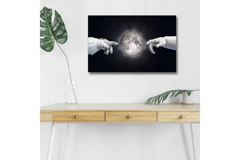 Canvas-taulu LED-valaistuksella - Astronautin kädet kurottautuvat kohti kuuta - Valkoinen / Musta / Harmaa - Sisustustuotteet - Taulu & taide - Canvas-taulu