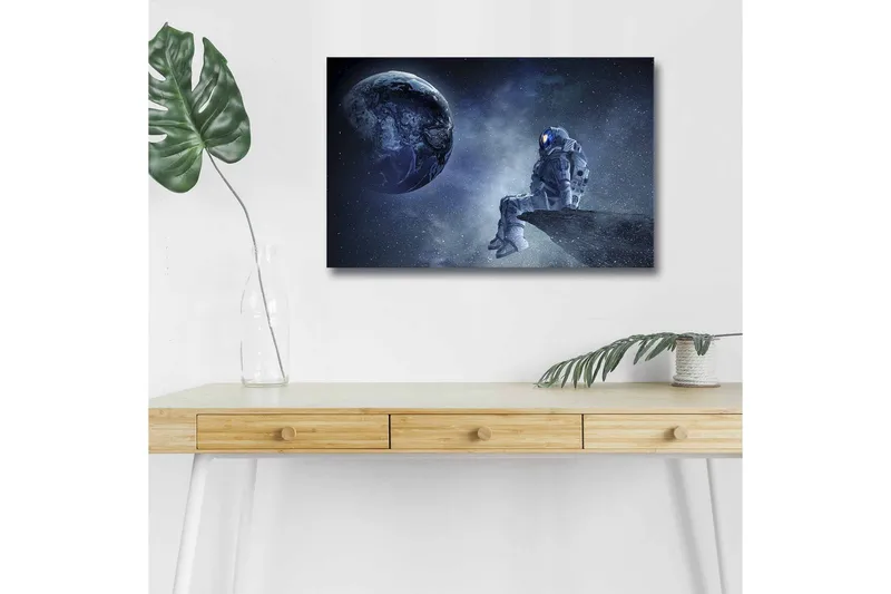 Canvas-taulu LED-valaistuksella - Astronautti istuu kivellä Maa taustalla, Tummansininen / Harmaa / Valkoinen