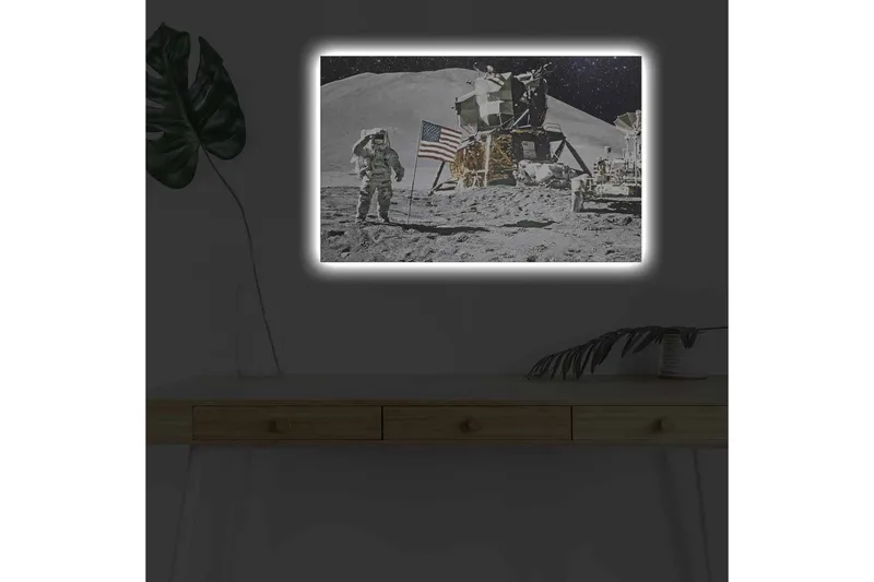 Canvas-taulu LED-valaistuksella - Astronautti kuun pinnalla kuualuksen ja Amerikan lipun kanssa - Harmaa / Musta / Kulta - Sisustustuotteet - Taulu & taide - Canvas-taulu