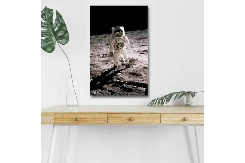 Canvas-taulu LED-valaistuksella - Astronautti kuun pinnalla, Musta / Harmaa / Valkoinen