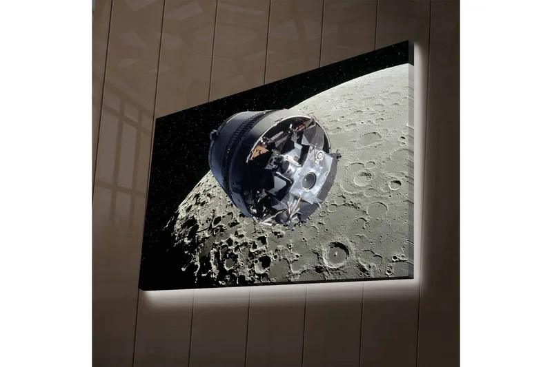 Canvas-taulu LED-valaistuksella - Avaruusalus kuun kiertoradalla, Harmaa / Musta / Hopea