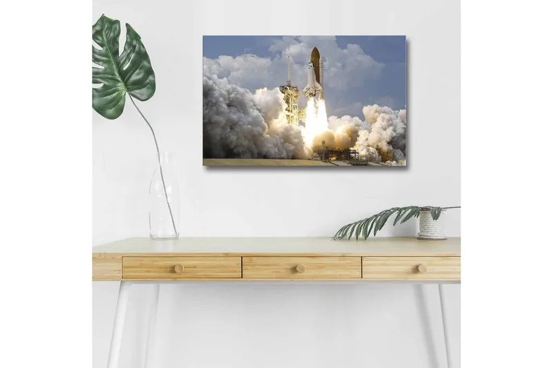 Canvas-taulu LED-valaistuksella - Avaruusraketti nousee taivaalle voimakkaiden liekkien saattelemana, Harmaa / Valkoinen / Oranssi