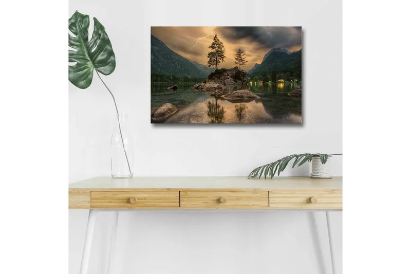 Canvas-taulu LED-valaistuksella - Dramaattinen maisema vuorineen ja puineen peilimäisen järven rannalla, Tummanvihreä / Harmaa / Sininen