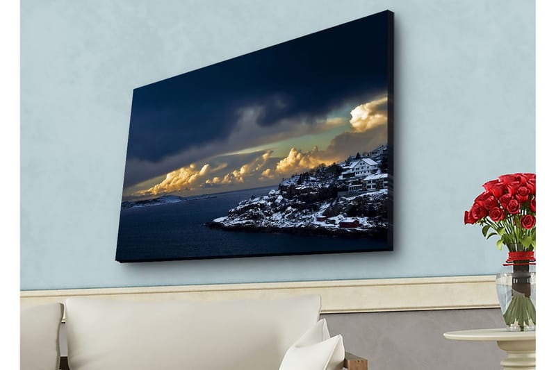 Canvas-taulu LED-valaistuksella - Dramaattinen rannikkomaisema lumihuippuisilla kallioilla ja tummilla pilvillä, Tummansininen / Valkoinen / Harmaa
