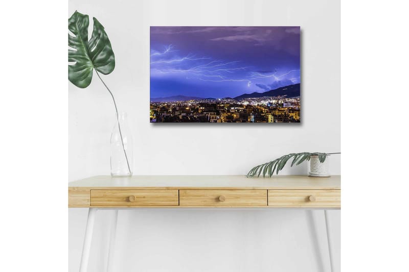 Canvas-taulu LED-valaistuksella - Dramaattinen ukkosmyrsky kaupungin siluetin yllä, Tummansininen / Violetti / Valkoinen