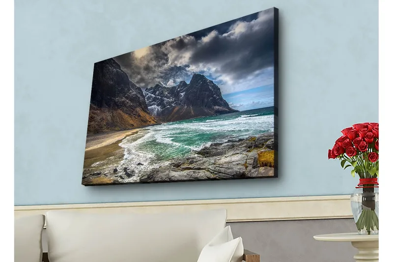 Canvas-taulu LED-valaistuksella - Dramaattiset vuoret lumen ja turkoosin merenrannan ympäröimänä - Tummanharmaa / Turkoosi / Beige - Sisustustuotteet - Taulu & taide - Canvas-taulu