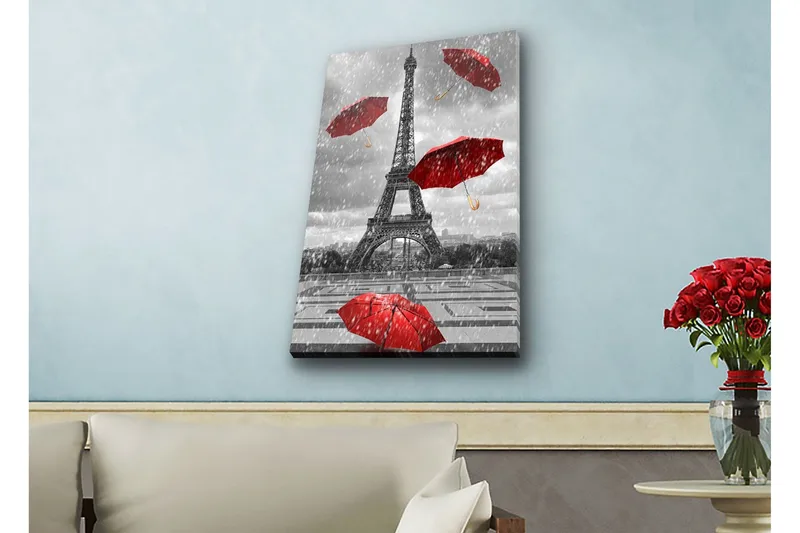 Canvas-taulu LED-valaistuksella - Eiffel-torni punaisten sateenvarjojen ympäröimänä sateisella säällä, Punainen / Harmaa