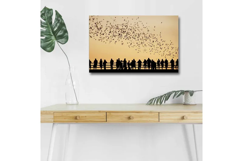 Canvas-taulu LED-valaistuksella - Ihmisten siluetteja kultaista taivasta vasten ja liiteleviä lintuja, Kulta / Musta