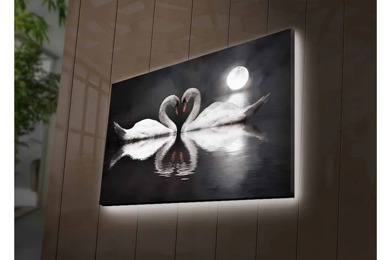 Canvas-taulu LED-valaistuksella - Kaksi joutsenta muodostaa sydämen peilimäisessä järvessä kuun alla - Valkoinen / Musta / Harmaa - Sisustustuotteet - Taulu & taide - Canvas-taulu