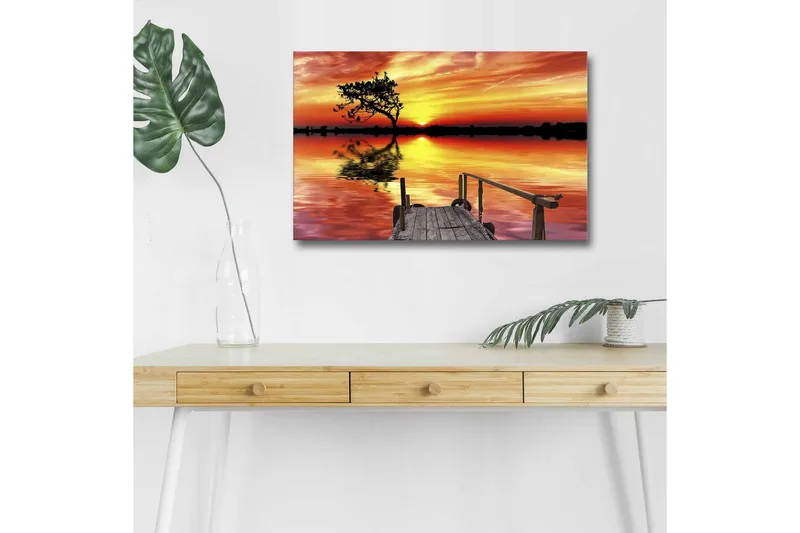 Canvas-taulu LED-valaistuksella - Kaunis auringonlasku peilimäisen järven yllä yksinäisen puunpenkan reunalla, Oranssi / Keltainen / Musta