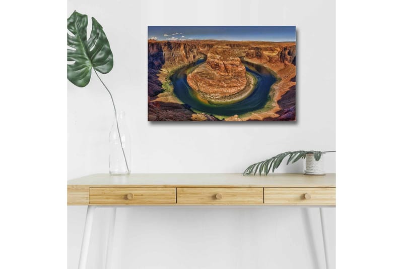 Canvas-taulu LED-valaistuksella - Kaunis näkymä mutkittelevalle joelle, jota ympäröivät dramaattiset kalliot, Punainen / Vihreä / Sininen