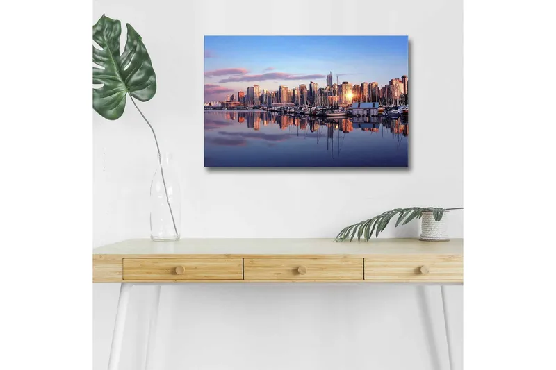 Canvas-taulu LED-valaistuksella - Kaupungin siluetti auringonlaskussa ja heijastukset vedessä, Sininen / Oranssi / Violetti