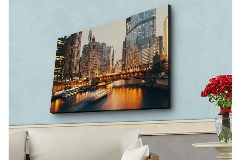 Canvas-taulu LED-valaistuksella - Kaupunkikuva pilvenpiirtäjistä joen rannalla hämärässä, Kulta / Sininen / Harmaa