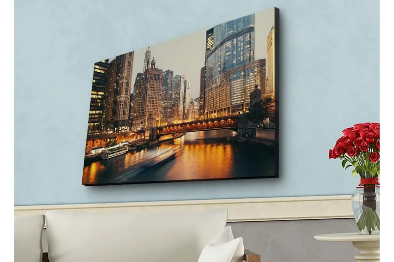 Canvas-taulu LED-valaistuksella - Kaupunkikuva pilvenpiirtäjistä joen rannalla hämärässä, Kulta / Sininen / Harmaa