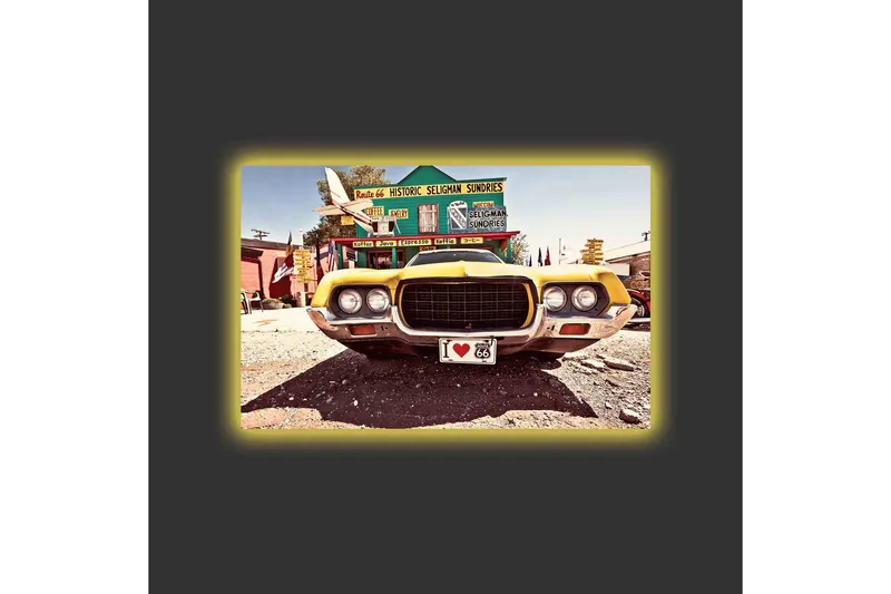 Canvas-taulu LED-valaistuksella - Klassinen amerikkalainen auto retrotyyliin - Keltainen / Harmaa / Musta - Sisustustuotteet - Taulu & taide - Canvas-taulu