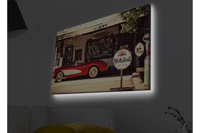 Canvas-taulu LED-valaistuksella - Klassinen punainen urheiluauto vintage-huoltoaseman edessä, Punainen / Harmaa / Valkoinen