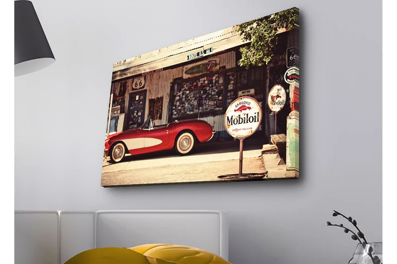 Canvas-taulu LED-valaistuksella - Klassinen punainen urheiluauto vintage-huoltoaseman edessä - Punainen / Harmaa / Valkoinen - Sisustustuotteet - Taulu & taide - Canvas-taulu